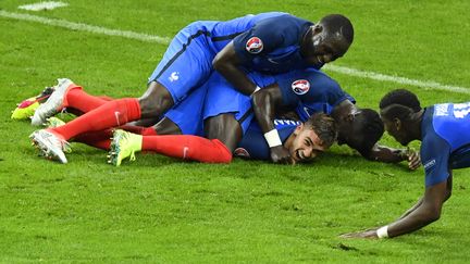 Griezmann félicité par ses coéquipiers, lors du 4e but de la France face à l'Islande, en quart de finale de l'Euro 2016 (MIGUEL MEDINA / AFP)