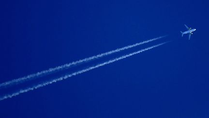 Un avion de ligne dans le ciel. (LIONEL VADAM / MAXPPP)