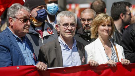 Le secrétaire général de Force Ouvrière Yves Veyrier (au centre) lors du défilé du 1er mai 2022 à Paris (S?BASTIEN MUYLAERT / MAXPPP)