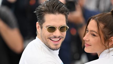 L'acteur français François Civil, à gauche, et la comédienne française Adèle Exarchopoulos posent lors d'un photocall pour le film "L'Amour Ouf" au 77e Festival de Cannes, au Palais des Festivals, le 24 mai 2024. (MUSTAFA YALCIN / ANADOLU / AFP)