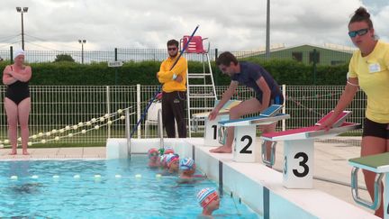 Des enfants de grande section nagent sous la surveillance de maîtres-nageurs. (France 3 Poitiers)