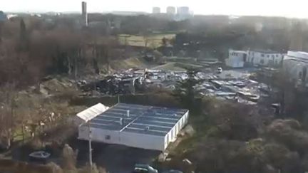 Un incendie a ravag&eacute; un camp de Roms, &agrave;&nbsp;Bobigny (Seine-Saint-Denis), le 12 f&eacute;vrier 2014. (FRANCE 3  ÎLE-DE-FRANCE / FRANCETV INFO )