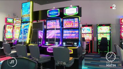 Des machines à sous dans un casino (France 2)