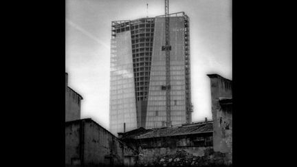 Alain Sauvan explore les différents quartiers et sites industriels de la région de Marseille. L’architecture de ces lieux en mutation est un prétexte. Elle est traitée comme un motif graphique pour composer des images fortes d’esthétisme. 
 (Alain Sauvan)