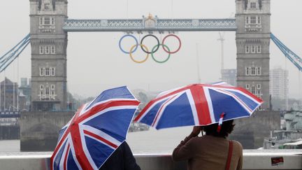 Deux touristes devant le London Bridge, le 6 juillet, &agrave; Londres (Royaume-Uni). (ANDREW WINNING / REUTERS)