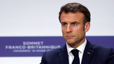 Le président de la République Emmanuel Macron lors d'une conférence de presse conjointe avec le Premier ministre britannique dans le cadre du Sommet franco-britannique à Paris, France, le 10 mars 2023. (GONZALO FUENTES/POOL / REUTERS POOL)