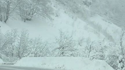 Pyrénées-Atlantiques : de fortes chutes de neige surprennent les riverains