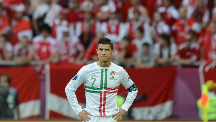 Cristiano Ronaldo, perplexe apr&egrave;s avoir rat&eacute; beaucoup d'occasions lors du match de son pays contre le Danemark, &agrave; l'Euro, le 13 juin 2012.&nbsp; (JEFF PACHOUD / AFP)