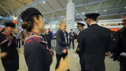 Capture d'&eacute;cran d'une vid&eacute;o montrant un flashmob r&eacute;alis&eacute; par la compagnie polonaise LOT pour c&eacute;l&eacute;brer son 500 milli&egrave;me passager, le 19 novembre 2014 &agrave; Varsovie.&nbsp; (LOT POLISH AIRLINES)