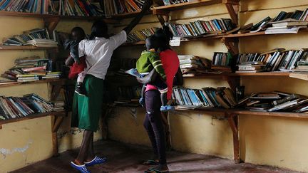 Ici, 17 mères adolescentes et filles enceintes trouvent une seconde chance de terminer leurs études. Elles peuvent bénéficier d’un service de garde, d’une bibliothèque, de nombreux conseils, et entre les cours, elles peuvent sereinement allaiter leurs bébés.&nbsp; &nbsp;&nbsp; (MONICAH MWANGI / REUTERS)