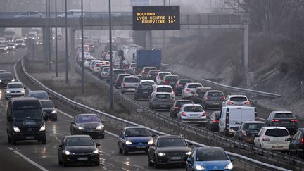 Circulation dense à Lyon, le 24 janvier 2017. (PHILIPPE DESMAZES / AFP)