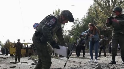 En Ukraine, alors que les habitants du Donbass doivent se prononcer&nbsp;du 23 au 27 septembre, lors d’un référendum, à propos du rattachement de leur région à la Russie, une frappe sur un marché de Donetsk aurait fait six morts.&nbsp; (FRANCE 2)