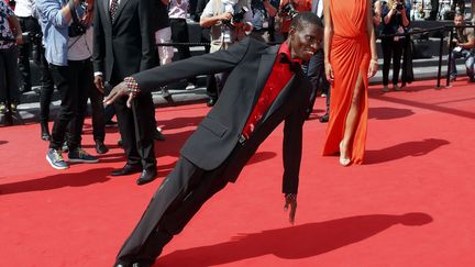 MERCREDI 22 MAI - Apr&egrave;s un voyage mouvement&eacute;,&nbsp;le&nbsp;Burkinab&eacute; Souleymane D&eacute;m&eacute;, danseur handicap&eacute; et acteur principal du film tchadien "Grigris", a pu savourer sa mont&eacute;e des marches cannoise. (JEAN-PAUL PELISSIER / REUTERS)