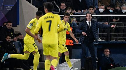 L'entraîneur de Villarreal, Unai Emery, donne des instructions à ses joueurs lors du quart de finale aller de la Ligue des champions contre le Bayern Munich, le 6 avril 2022. (PIERRE-PHILIPPE MARCOU / AFP)