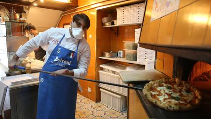 Un pizzaïolo napolitain prépare à nouveau des pizzas, après l'autorisation donnée dans la région de Naples (Italie) à le reprise des livraisons, le 27 avril 2020.&nbsp; (ROBERTA BASILE / IPA / MAXPPP)