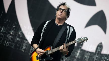 Le guitariste américain Kevin "Noodles" Wasserman lors de la 20e édition du festival Rock en Seine, à Saint-Cloud, près de Paris, le 24 août 2024. (ANNA KURTH / AFP)