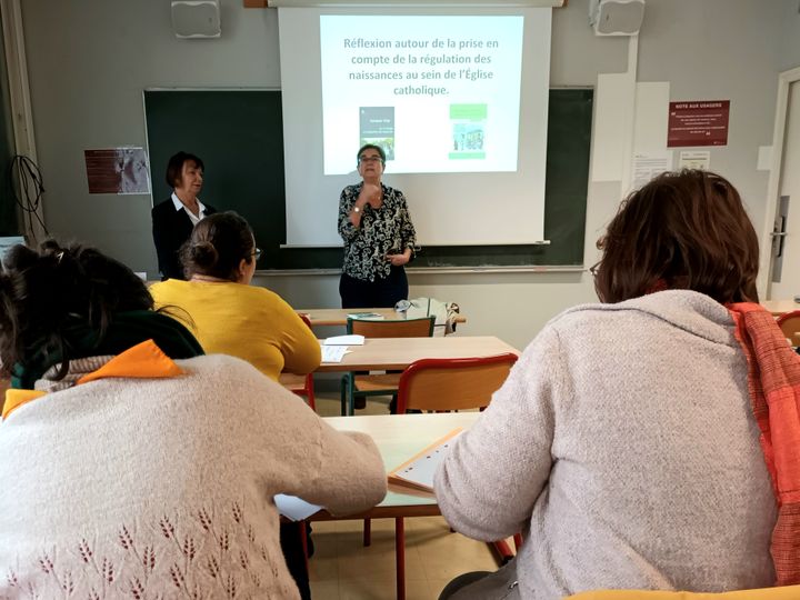 Une théologienne, spécialiste de l'église catholique, intervient dans le cadre du diplôme universitaire de régulation des naissances, à l'Université Paris Cité. (VALENTINE JOUBIN / FRANCE INFO)