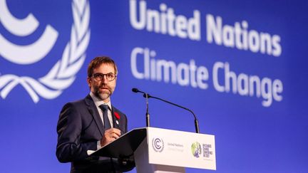 Le ministre canadien de l'Environnement Steven Guilbeault s'exprime devant la COP26 à Glasgow (Ecosse), le 4 novembre 2021. (DOMINIKA ZARZYCKA / NURPHOTO / AFP)