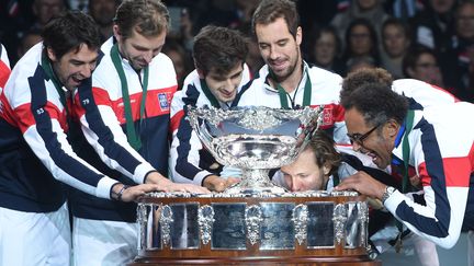 La joie des joueurs de l'équipe de France après leur sacre lors de la coupe Davis 2017.  (PHILIPPE HUGUEN / AFP)