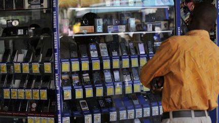 Un homme contemple la vitrine d'un magasin de téléphones mobiles à Nairobi, au Kenya (octobre 2012).

 (SIMON MAINA / AFP)