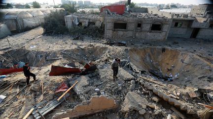 Des Palestiniens essaient de ramasser leurs affaires après des tirs de l'armée israélienne en riposte à des tirs de roquettes&nbsp;depuis l'enclave palestinienne, le 14 novembre 2018 à Rafah (Gaza). (Abed Rahim Khatib / Anadolu Agency / AFP)