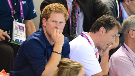 Le prince Harry assiste aux &eacute;preuves de natation lors des Jeux olympiques de Londres, le 1er ao&ucirc;t 2012. (MARTIN BUREAU / AFP)