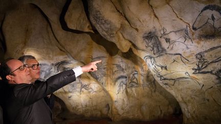 &nbsp; (François Hollande devant l'une des nombreuses peintures d'animaux, au coeur de la réplique de la grotte Chauvet en Ardèche © Reuters/Philippe Wojazer)