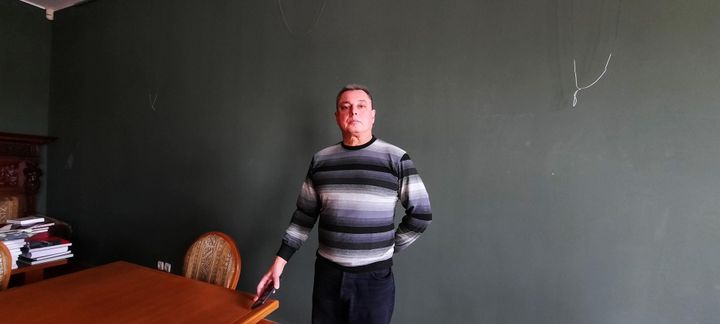 Roman Chmelik&nbsp;est le directeur du musée historique de Lviv. Dans son bureau, avec vue sur la place centrale, on devine la trace de tableaux mis à l'abri. (SANDRINE ETOA-ANDEGUE / RADIO FRANCE)