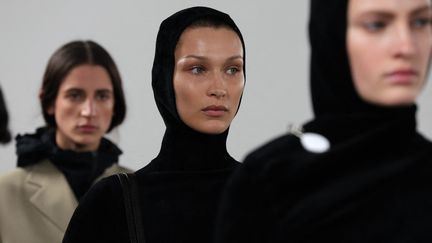 La mannequin Bella Hadid au défilé automne-hiver 2022-23 de Proenza Schouler à la New York Fashion Week, le 11 février 2022, aux États-Unis (DIA DIPASUPIL / GETTY IMAGES NORTH AMERICA)