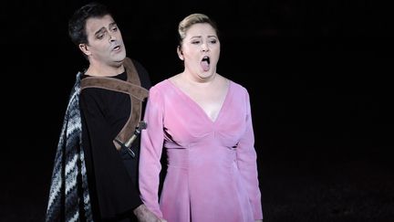 Les chanteurs italien et française Piero Pretti et Karine Deshayes dans "Nabucco" de Verdi aux Chorégies d'Orange (8 juillet 2014)
 (Franck Pennant / AFP)