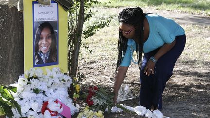 Un lieu de recueillement en m&eacute;moire de Sandra Bland pr&egrave;s de l'universit&eacute; Prairie View A&amp;M, au Texas (Etats-Unis), le 21 juillet 2015.&nbsp;&nbsp; (PAT SULLIVAN / AP / SIPA )