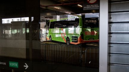 Ce bus Flixbus en provenance d'Italie a été immobilisé, lundi 24 février, à Lyon pour des suspicions de contamination au coronavirus.&nbsp; (NICOLAS LIPONNE / AFP)