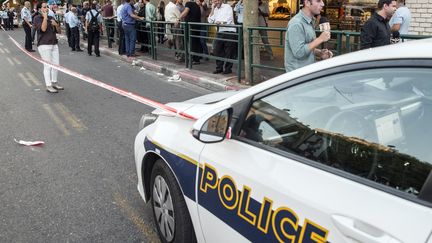 La police israélienne sur les lieux de l'agression au poignard commise par un Palestinien à Rishon LeZion, à 10 km au sud de Tel Aviv, le 2 novembre 2015. (JACK GUEZ / AFP)