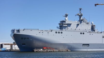 Un navire de type Mistral dans le port de Saint-Nazaire (Loire-Atlantique), en juin 2015. (MAXPPP)