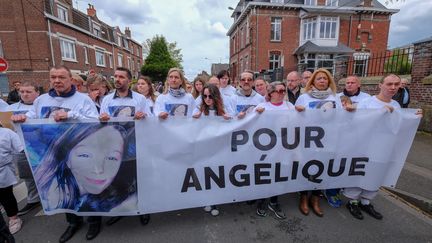 Une marche blanche est organisée à la mémoire d'Angélique, le 1er mai 2018 à Wambrechies (Nord).&nbsp; (THIERRY THOREL / CROWDSPARK / AFP)