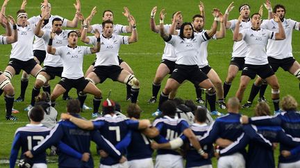 Les All Blacks font leur haka face aux Bleus au Stade de France (Seine-Saint-Denis), le 9 novembre 2013. (LIONEL BONAVENTURE / AFP)