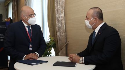 Le ministre des affaires étrangères turc,&nbsp;Mevlut Cavusoglu (à droite) et son homologue grec&nbsp;Nikos Dendias (à gauche) à Bratislava (Slovaquie), le 8 octobre 2020. (FATIH AKTAS / ANADOLU AGENCY / AFP)