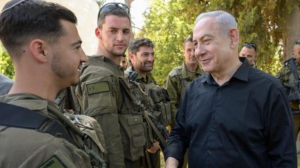 Le Premier ministre israélien, Benyamin Nétanyahou, rend visite à ses troupes à la frontière libanaise, le 28 août 2024. (MAAYAN TOAF/ISRAEL GPO / MAXPPP)