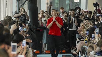 Le créateur Angus Chiang vient saluer au final de son show printemps-été 2018, son premier défilé dans le calendrier officiel de la PFW
