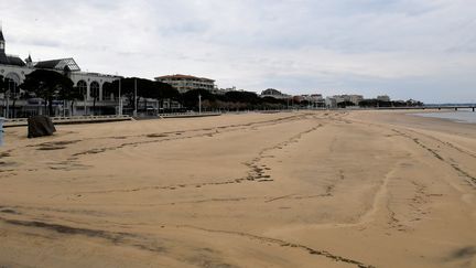 La plage d'Arcachon (Gironde), le 13 avril 2020 durant le confinement. (GEORGES GOBET / AFP)