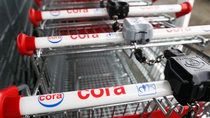 Des chariots dans un magasin de l'enseigne Cora à Charleroi (Belgique), le 11 juillet 2024. (VIRGINIE LEFOUR / BELGA / AFP)