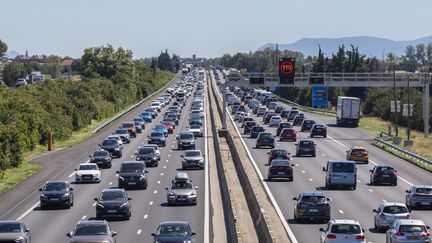 Des bouchons dans la vallée du Rhône, le 9 juillet 2022. (CAROLINE PAUX / HANS LUCAS / AFP)