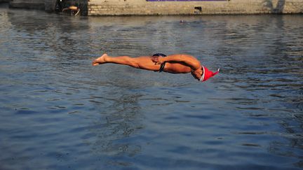 L'eau est &agrave; 10 degr&eacute;s, mais ce nageur chinois entend bien f&ecirc;ter No&euml;l en piquant une t&ecirc;te dans un lac &agrave; Jinan, dans l'est de la province de Shandong, le 25 d&eacute;cembre 2012. N'&eacute;tant pas chr&eacute;tiens, de nombreux chinois c&eacute;l&egrave;brent tout de m&ecirc;me No&euml;l, &nbsp;qu'ils vivent comme une f&ecirc;te familiale.&nbsp; (LUO BO / IMAGINECHINA / AFP)