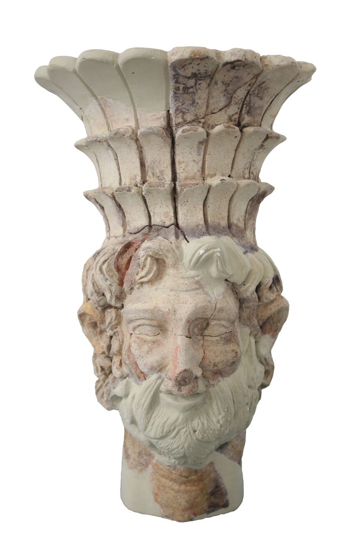 Brûle-parfum à tête de divinité masculine coiffée d’unetiare à plumes (Baal Hamon ?), Carthage, SanctuaireCarton, milieu du IIesiècle avant J.-C. (Carthage, musée de Carthage.)