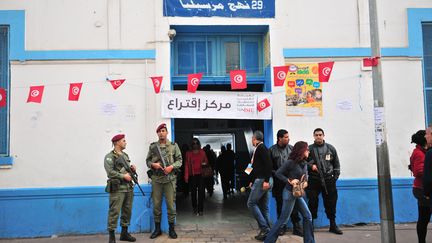 Des &eacute;lecteurs devant un bureau de vote en Tunisie, dimanche 23 novembre 2014. (MOHAMED AMINE BEN AZIZA / ANADOLU AGENCY / AFP)