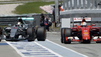 Lewis Hamilton et Sebastian Vettel au coude à coude au GP de Malaisie