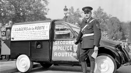 Une 2 Cv Citroën de la police dans une rue de Paris, en 1953. (KEYSTONE-FRANCE / GAMMA-KEYSTONE)