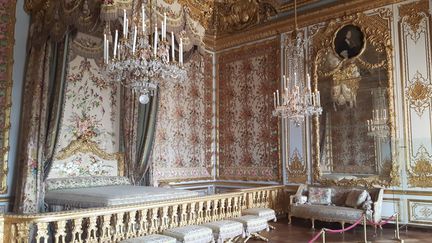 La chambre du grand appartement de la reine au château de Versailles.&nbsp; (ANNE CHÉPEAU / FRANCE-INFO)