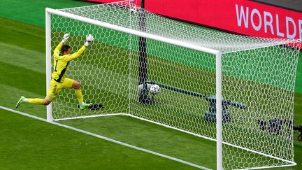 Le gardien écossais David Marshall est battu par un improbable&nbsp;lob de 50m de l'attaquant tchèque Patrik Schick lors d'Écosse-République tchèque, le 14 juin 2021. Sans aucun doute le but le plus mémorable du tournoi.&nbsp; (ANDY BUCHANAN / AFP)