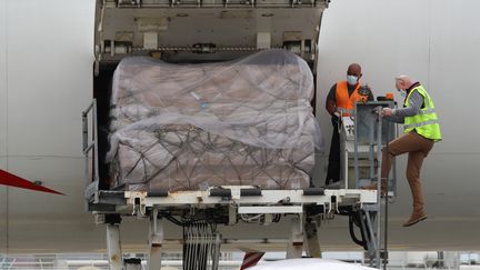 Une cargaison de matériel de protection importé de Chine est déchargé à l'aéroport de Nice (Alpes-Maritimes), le 13 avril 2020. (VALERY HACHE / AFP)